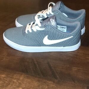 Pre-owned Nike Women's Sb Check Solarsoft SkateGray Sneakers
